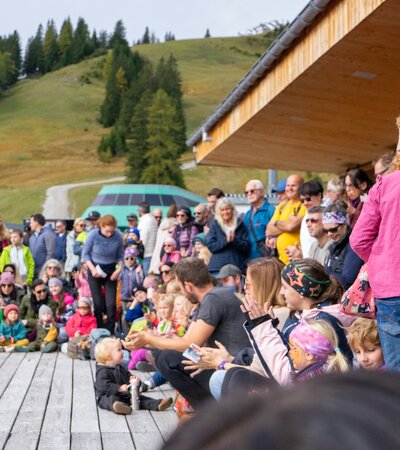 Publikum sieht gespannt den Künstlern beim Kunterbunt Festival im Palüd zu. | © Bergbahnen Brandnertal, Bettina Schwarzhans