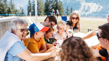 Shared drink after the hike | © Bergbahnen Brandnertal, Frederick Sams
