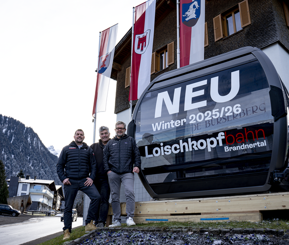 Neue Gondel Loischkopfbahn | © Bergbahnen Brandnertal, Viviane Seils Die neue 10er Gondel der Loischkopfbahn steht vor dem Gemeindezentrum Bürserberg. Die Bürgermeister der Dörfer Brand und Bürserberg und der Geschäftsführer der Bergbahnen Brandnertal stehen vor der Gondel. | © Bergbahnen Brandnertal, Viviane Seils