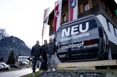 Neue Gondel Loischkopfbahn | © Bergbahnen Brandnertal, Viviane Seils Die neue 10er Gondel der Loischkopfbahn steht vor dem Gemeindezentrum Bürserberg. Die Bürgermeister der Dörfer Brand und Bürserberg und der Geschäftsführer der Bergbahnen Brandnertal stehen vor der Gondel. | © Bergbahnen Brandnertal, Viviane Seils