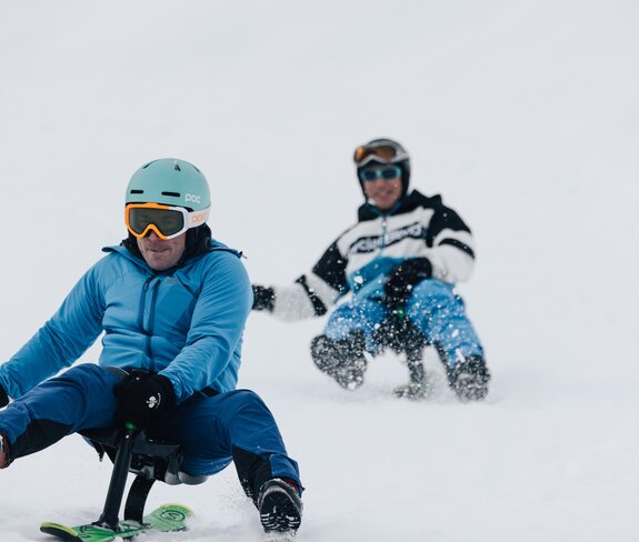 Ein sportliches Rennen auf dem Snooc | © Bergbahnen Brandnertal, Timo Hummel Ein Rodler im Vordergrund rodelt konzentriert auf dem Snooc während ihn ein anderer Rodler verfolgt. | © Bergbahnen Brandnertal, Timo Hummel