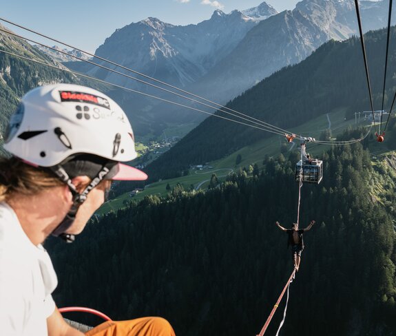 Highline Weltrekord Panoramabahn | © Michael Kreyer Ein Slackliner wagt den Weltrekordversuch und wandert auf der dünnen Line von Gondel zu Gondel bei der Panoramabahn. | © Michael Kreyer