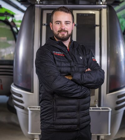 Richard Hutter | © Bergbahnen Brandnertal, Roman Nöstler Mitarbeiter vor Gondel der Bergbahn | © Bergbahnen Brandnertal, Roman Nöstler